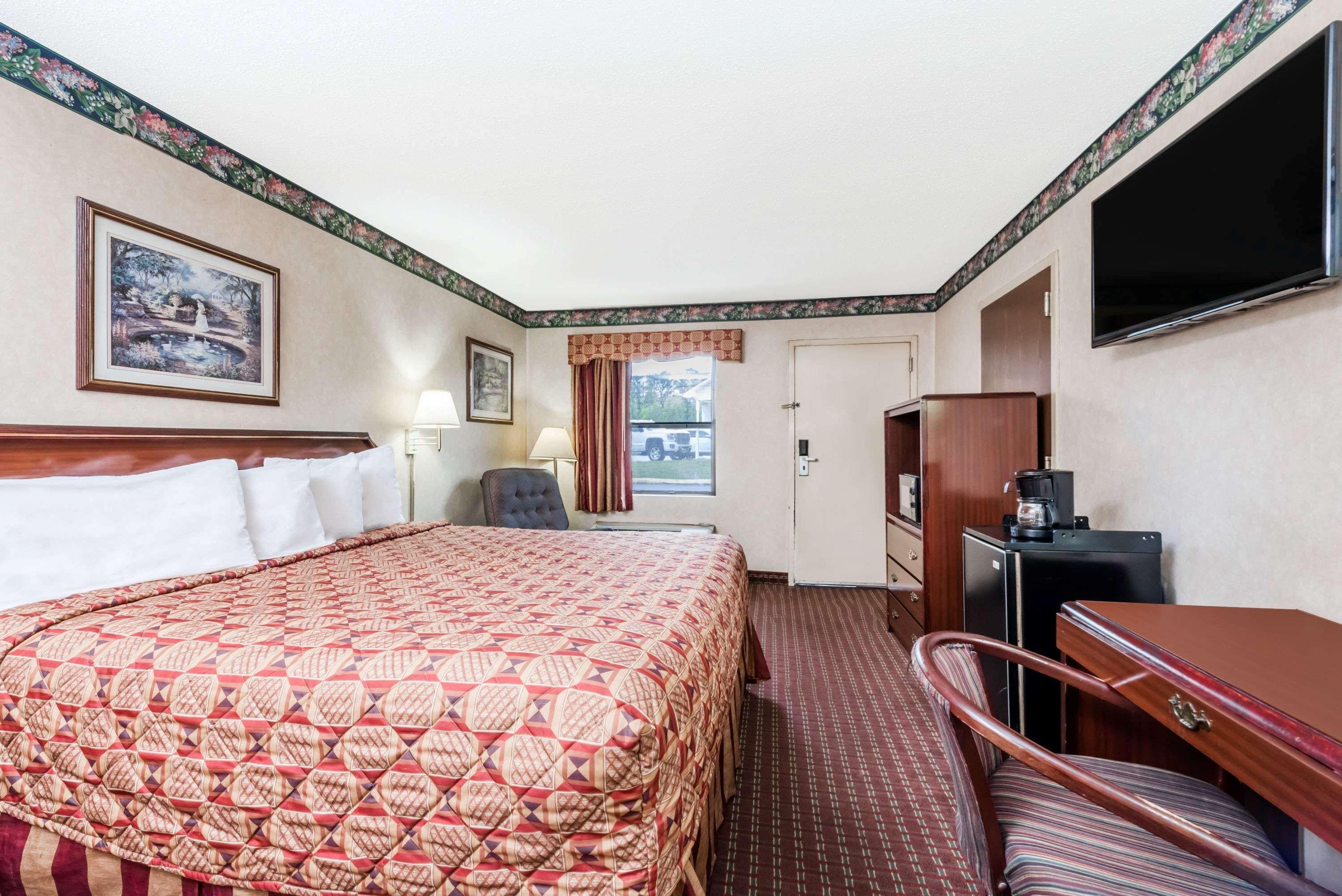 Super 8 By Wyndham Cleveland Motel Exterior foto